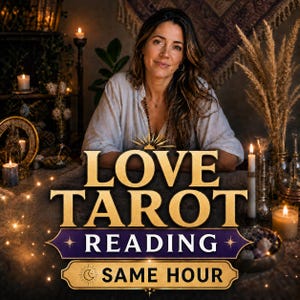 Peut inclure: Une personne aux longs cheveux bruns portant une chemise claire derrière un panneau indiquant LOVE TAROT READING SAME HOUR en lettres dorées et violettes. La scène est éclairée par plusieurs bougies et comprend des herbes séchées et cristaux.