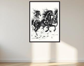 Könnte beinhalten: Ein gerahmter Wandkunstdruck mit einer schwarz-weißen Tuschezeichnung von drei galoppierenden Pferden. Die Pferde sind mit wehenden Mähnen und Schweifen dargestellt, wobei Spritzer und Pinselstriche ein dynamisches Bewegungsgefühl erzeugen.