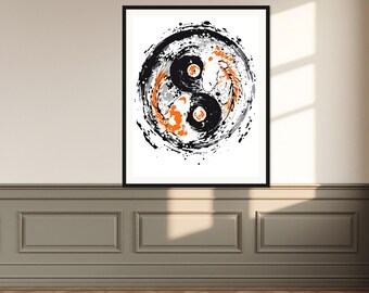 Pode incluir: Uma impressão de arte de parede emoldurada apresentando um símbolo circular de yin e yang composto por dois peixes koi. Os peixes são renderizados em laranja, preto e branco com um efeito de tinta salpicada. O design está sobre um fundo branco em uma moldura preta.
