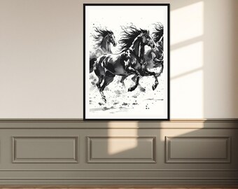 以下が含まれることがあります： 3頭の馬が疾走する様子を描いた、黒と白のインクスタイルのイラストレーションの額入りウォールアートプリント。このアートワークは、ダイナミックな筆致と絵の具の飛び散りで、真っ白な背景の中で馬の動きを捉えています。