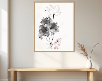 Op de afbeelding: Een ingelijste kunstdruk met een zwart-witte inkttekening van een lotusbloem met grote bladeren en een enkele koikarper met oranje en zwarte vlekken die bij de basis zwemt, gepresenteerd in een lichthouten lijst aan een effen muur.