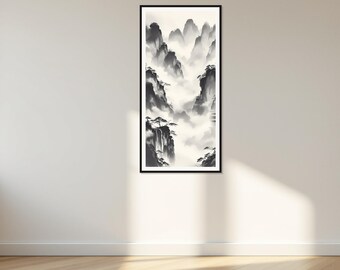 Op de afbeelding: Een verticaal rechthoekig wandkunstwerk met een zwart-wit landschapsschilderij in inktwasstijl. Het kunstwerk toont torenhoge bergtoppen gehuld in dikke mist, met kleine dennenbomen op rotsachtige kliffen en een waterval.