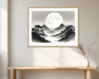 Könnte beinhalten: Ein gerahmter Landschaftsdruck mit einer monochromen Tuschezeichnung von zerklüfteten Bergen, einem gewundenen Fluss und silhouettierten Kiefern unter einem großen, leuchtenden Vollmond. Das Kunstwerk befindet sich in einem hellen Holzrahmen.