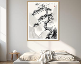 Op de afbeelding: Een ingelijste wandkunstprint met een zwart-wit inkttekening van een knoestige dennenboom die op een rotsachtige klif groeit, met mistige bergsilhouetten op de achtergrond en een kleine rode zegelstempel in de rechterbovenhoek.