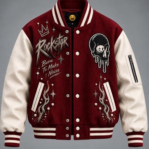 Puede incluir: Una chaqueta universitaria granate con mangas color crema, que presenta un parche de calavera, el texto "Rockstar" y "Born To Make Noise", motivos de llamas bordados y pequeños adornos tipo perla. Tiene cierre de botones a presión.