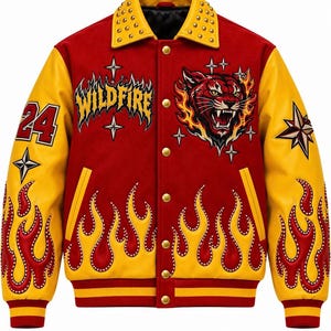 Könnte beinhalten: Eine rot-gelbe Collegejacke mit nietenbesetztem Kragen, dem Schriftzug "WILDFIRE" in stilisierter Schrift, einer Grafik eines brüllenden Tigers umgeben von Flammen, der Zahl "24" auf dem Ärmel, Sternakzenten und Flammenmustern am unteren Teil.