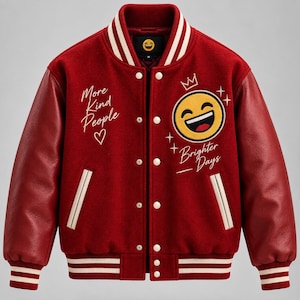 Peut inclure: Une veste universitaire rouge avec des manches en cuir, dotée de bordures côtelées rayées blanches au col, aux poignets et à l'ourlet. L'avant présente du texte brodé More Kind People et Brighter Days, avec un émoji rieur jaune et une couronne.