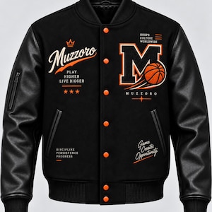 Puede incluir: Una chaqueta universitaria negra con mangas de cuero negro, botones a presión naranjas y puños acanalados. El frente presenta bordados en naranja y blanco que incluyen el texto Muzzoro, Play Higher Live Bigger, Hoops Culture Worldwide y Game Creates Opportunity.