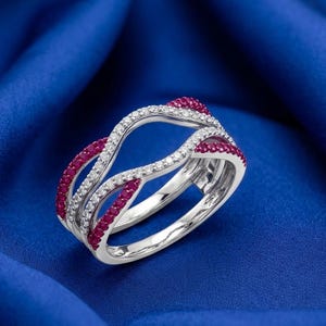 Anillo realzador de ondas con rubí y moissanita chapado en oro de 14k, joyería delicada con pavé.