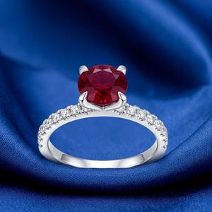 Anillo solitario de rubí y moissanita chapado en oro de 14k, delicada joya de compromiso con pavé.