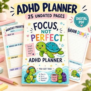 Peut inclure: Un planificateur TDAH en format PDF numérique avec 25 pages non datées. La couverture présente une tortue verte, le texte Focus, Not Perfect et la phrase Small steps every day! Des pages montrent les sections Monthly Priorities et Brain Dump.