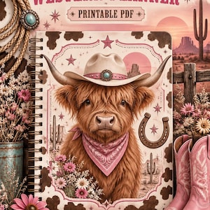 Puede incluir: Una agenda de espiral titulada HIGHLAND COW WESTERN PLANNER PRINTABLE PDF que muestra una vaca highland marrón peluda con un pañuelo rosa y un sombrero de vaquero con un detalle turquesa, rodeada de motivos del desierto y flores rosas.