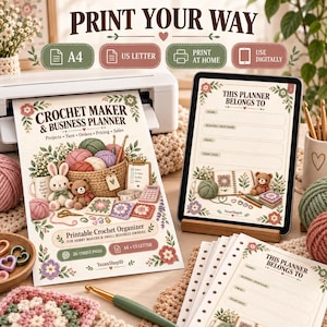 Peut inclure: Un ensemble de planificateur pour créateur de crochet et entreprise, incluant une page de couverture avec pelotes de laine, un lapin, un ours et des motifs floraux. Comprend une tablette numérique, des feuilles volantes et un crochet vert. Texte : PRINT YOUR WAY.