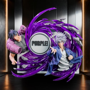 Può includere: Un set di statuette in stile anime con due personaggi al centro di un vortice di energia viola. Un personaggio indossa una maglietta grigia, l'altro una giacca blu sopra una camicia bianca. Una targa circolare centrale mostra il testo PURPLE!.