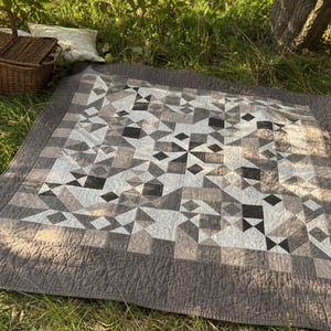 Gray Modern Medallion Quilt Pattern PDF, Easy Beginner Patchwork, Full Queen King, Pillow Covers