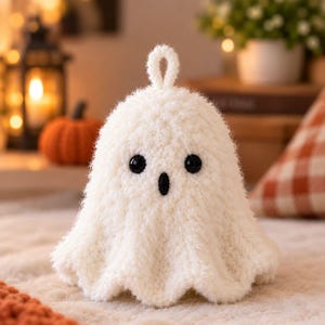 Virkmönster för spöken i PDF-format | Fuzzy Amigurumi-spöke med upphängningsögla | Avancerad nybörjare | 20-23 cm Halloweendekoration
