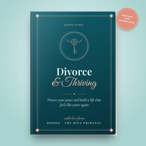 Könnte beinhalten: Ein blaugrünes Buchcover mit dem Titel Surviving Divorce & Thriving und einem zentralen Schlüsselsymbol. Der Text lautet Protect your peace and build a life that feels like yours again, with love from DONNA - THE DIVA PRINCESS. Ein runder Aufkleber zeigt INSTANT PDF DOWNLOAD.