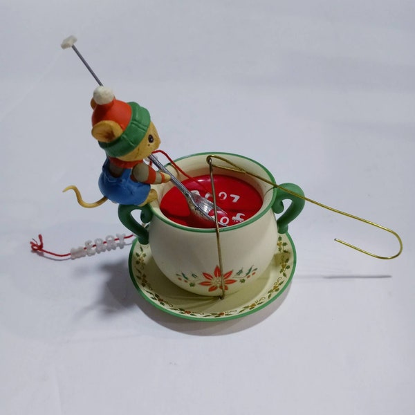 Ornament "Letters to Santa" Maus mit Alphabet Suppe in einer Tasse mit Untertasse ENESCO M. Silmore Sammlung 1991