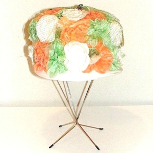 Sombrero pastillero de lino blanco con flores en tonos melocotón, verde y blanco y lazo de terciopelo