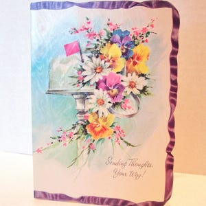 Tarjeta de felicitación vintage con mensaje "Pensando en ti", ramo de flores en el buzón, tarjeta alegre y brillante con sobre
