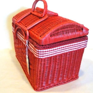 Rotes Picknick-Set mit rot karierter Decke und Zubehör in einem rot gefütterten Picknickkorb
