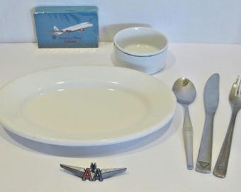 Pin de alas de colección de American Airlines, tazón de porcelana de American Airlines, baraja de cartas de American West y también varios cuchillos, tenedores y cucharas de aerolíneas.