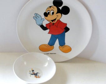 Talerz z motywem Myszki Miki i Kaczora Donalda w stylu vintage z motywem Myszki Miki i Kaczorem Donaldem, nakrycie głowy dla dziecka, Myszka Miki w koszulce polo, spodniach i niebieskich rękawiczkach, rzadki