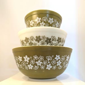 Spring Daisy Pyrex Mixing Bowl Set Avocado Green 1970s Retro Bowls in Crazy Daisy Pattern