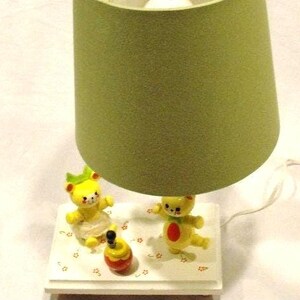 Bedårande vintage bordslampa med bi-tema. Två björnar njuter av honung. Träkonstruktion och speldosa som spelar Rock A Bye Baby!
