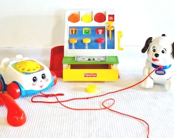 Perro de juguete para tirar, teléfono de juguete para tirar y caja registradora con monedas de Fisher Price