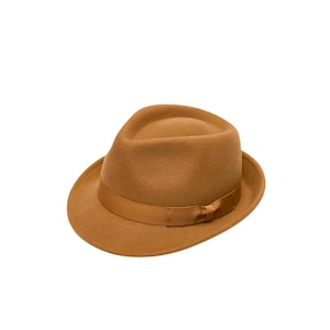 Puede incluir: Un sombrero fedora de color tostado hecho de material de fieltro liso. El sombrero presenta una corona pellizcada y un ala estructurada. Una cinta de satén a juego rodea la base de la corona, terminada con un pequeño detalle de lazo plano.