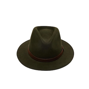 Puede incluir: Un sombrero fedora de fieltro verde oliva con una copa estructurada con un pliegue central y una parte delantera pellizcada. El sombrero está adornado con una banda de cuero marrón oscuro liso que rodea la base de la copa.