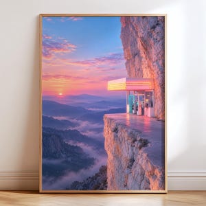 Peut inclure: Une impression d'art mural encadrée représentant une station-service intégrée dans une falaise rocheuse surplombant une vallée au coucher du soleil. La scène présente des néons roses et bleus, un paysage montagneux brumeux et un ciel orange et violet.