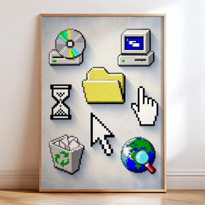 Può includere: Una stampa artistica da parete incorniciata che presenta una collezione di icone per computer in pixel art retrò. Il design include un'unità CD-ROM, un computer desktop vintage, una cartella gialla, una clessidra, un cursore e un globo con lente.