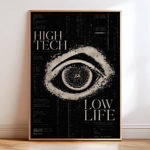 Könnte beinhalten: Ein rechteckiges Poster mit schwarzem Hintergrund, weißem Text und einer zentralen Grafik eines menschlichen Auges. Das Auge enthält ein digitales Leiterplattenmuster. Der Text lautet HIGH TECH oben links und LOW LIFE unten rechts.