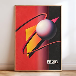 Könnte beinhalten: Ein gerahmtes rechteckiges Poster mit einem grafischen Design, das eine große zentrale Kugel, ein gelbes Dreieck und rote geschwungene Linien zeigt. Der Hintergrund verläuft von Rot zu Schwarz mit vertikalen Linien. Der Text VHS C steht unten rechts.