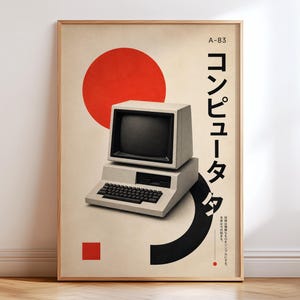 Puede incluir: Un póster enmarcado que muestra una computadora vintage de color beige con pantalla negra, un círculo rojo, una forma curva negra y un pequeño cuadrado rojo. El texto incluye A-83 y caracteres japoneses que dicen Computadora.