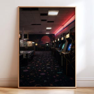 Puede incluir: Una impresión de arte mural enmarcada que representa el interior de una sala de juegos con poca luz, con una fila de máquinas de videojuegos verticales, una alfombra oscura con un patrón geométrico colorido y un sol rojo en la pared trasera.