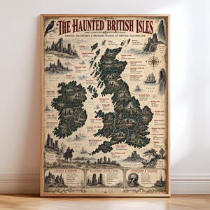 Puede incluir: Un póster de pared rectangular titulado The Haunted British Isles, que presenta un mapa de estilo vintage de Gran Bretaña e Irlanda. El mapa muestra varias ubicaciones con bocetos oscuros de castillos, fantasmas y barcos, junto a etiquetas.