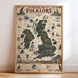 Puede incluir: Un póster de pared rectangular titulado The British Isles of Folklore, que presenta un mapa detallado de Gran Bretaña e Irlanda. El mapa está ilustrado con varias criaturas míticas, leyendas y espíritus, etiquetados con texto sobre la superficie.