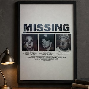 Può includere: Un poster incorniciato di persone scomparse con tre ritratti in bianco e nero di Heather Donahue, Joshua Leonard e Michael Williams. Il testo include età, altezza in cm, peso in kg, colore degli occhi e dei capelli e un invito all'azione.
