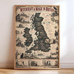 Puede incluir: Un póster vertical titulado Witchcraft & Magic in Britain que presenta un mapa detallado de las Islas Británicas. El mapa está ilustrado con dibujos oscuros y complejos de sitios históricos, figuras folclóricas, animales y etiquetas de texto en rojo y negro.