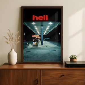 Helvetesbensinstation Poster, Kusligt Liminal Space Fotografitryck, Mörk Surrealistisk Natt Väggkonst