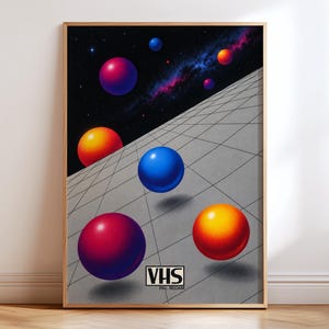 Puede incluir: Un póster enmarcado con una superficie de cuadrícula gris y esferas flotantes en rojo, naranja y azul. Sobre la cuadrícula, un fondo espacial oscuro muestra una nebulosa y planetas. El texto VHS PAL SECAM está impreso en negro abajo.