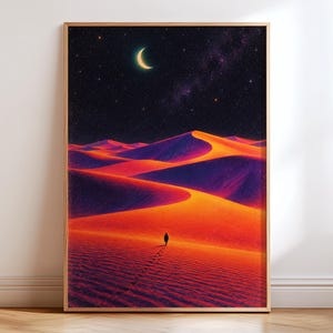 Könnte beinhalten: Ein gerahmter vertikaler Wandkunstdruck, der eine Wüstenlandschaft bei Nacht zeigt. Die Szene zeigt leuchtend orange und violette Sanddünen unter einem dunklen Sternenhimmel mit einer Mondsichel. Eine kleine Silhouette geht über den Sand.