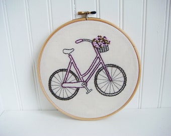 modello di ricamo a mano di bicicletta con cesto di fiori