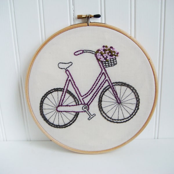 Patrón de bordado a mano de bicicleta con cesta de flores