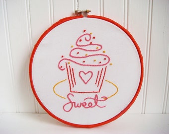 dolce schema di ricamo a mano per cupcake
