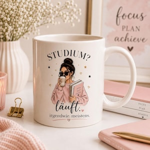 Könnte beinhalten: Eine weiße Keramiktasse mit einer Grafik einer Person mit Dutt und Sonnenbrille, die einen Kaffeebecher und ein Buch hält. Der Text lautet "STUDIUM? läuft. irgendwie. meistens." Das Design enthält kleine Sterne und Herzen in Schwarz und Gold.