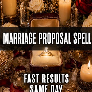 Puede incluir: Un anillo de oro con una piedra central dentro de un estuche de terciopelo oscuro, rodeado de velas encendidas, rosas rojas y cristales de cuarzo. El texto MARRIAGE PROPOSAL SPELL FAST RESULTS SAME DAY aparece en letras blancas sobre la imagen.